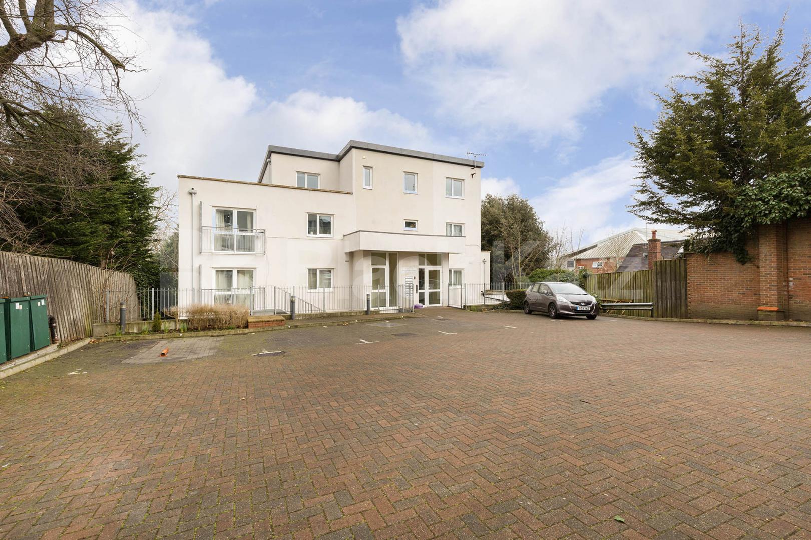 Top floor 2 bedroom apartment next to station with allocated parking  Montague Close, High Barnet 